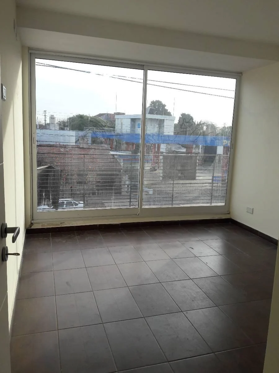 Foto de EXCELENTE DPTO 2 AMBIENTES CON FRENTE A AV. HIPOLITO YRIGOYEN, imagen 2