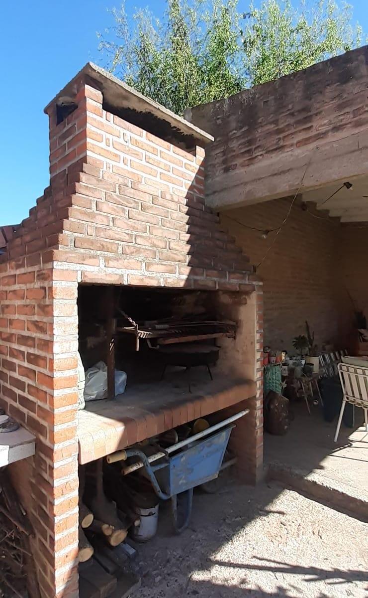CHALET SOBRE LOTE DE 8.66 X 38 MTS DE FONDO, A 700 MTS DE LA ESTACION LONGCHAMPS