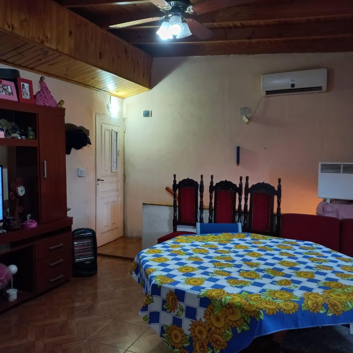 PROPIEDAD C/COCHERA, MAS 3 DEPARTAMENTOS, EXCELENTE RENTABILIDAD!!!