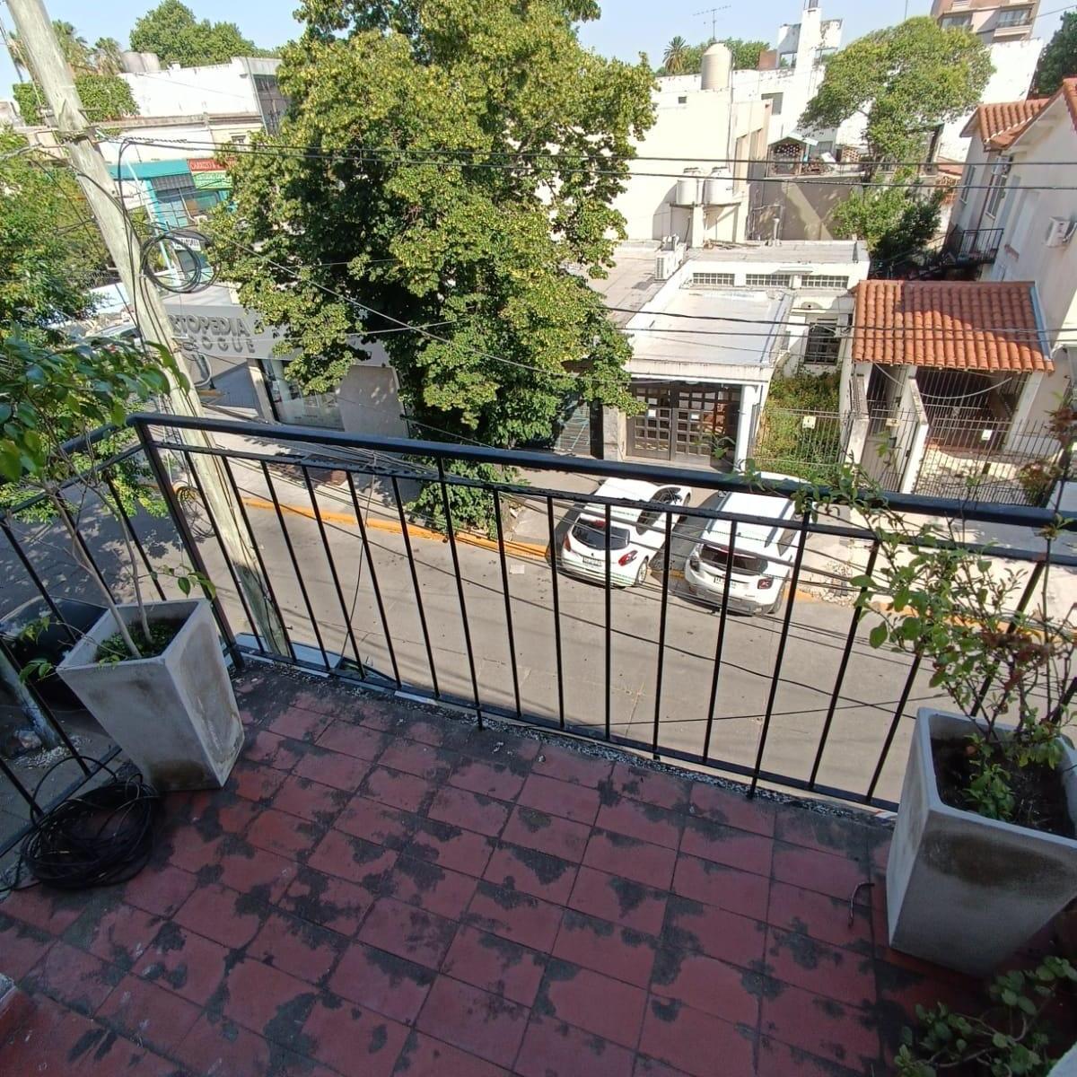EXCELENTE 2 AMBIENTES CON BALCON, 2DO PISO X ESCALERA A MTS DE LA ESTACION!