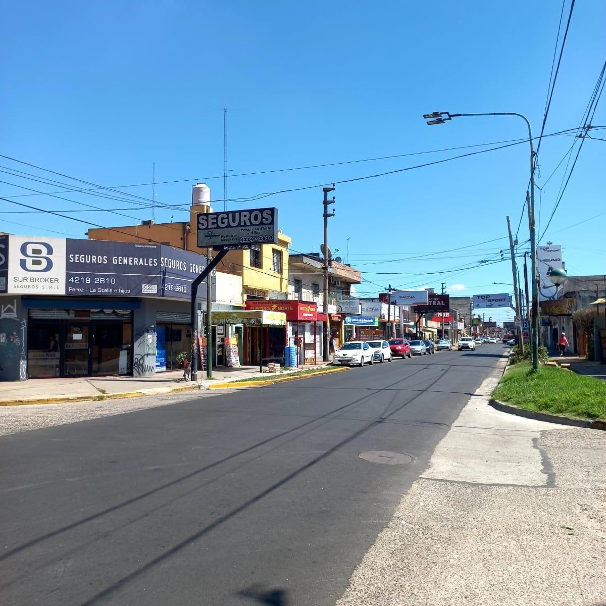 Excelente Propiedad Comercial, 2 Locales Mas Depto de 3 Amb y Fondo. 4