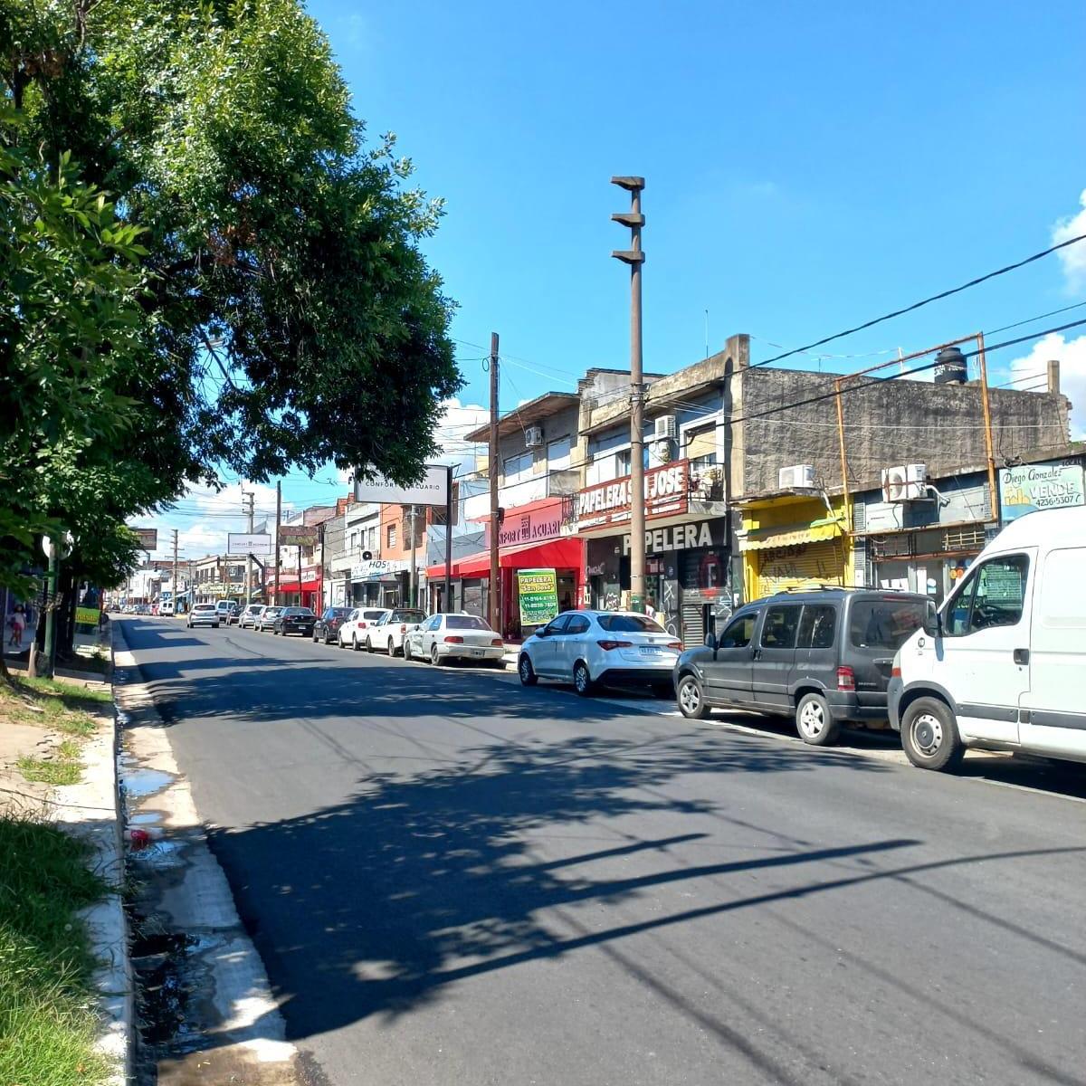 Excelente Propiedad Comercial, 2 Locales Mas Depto de 3 Amb y Fondo. 3