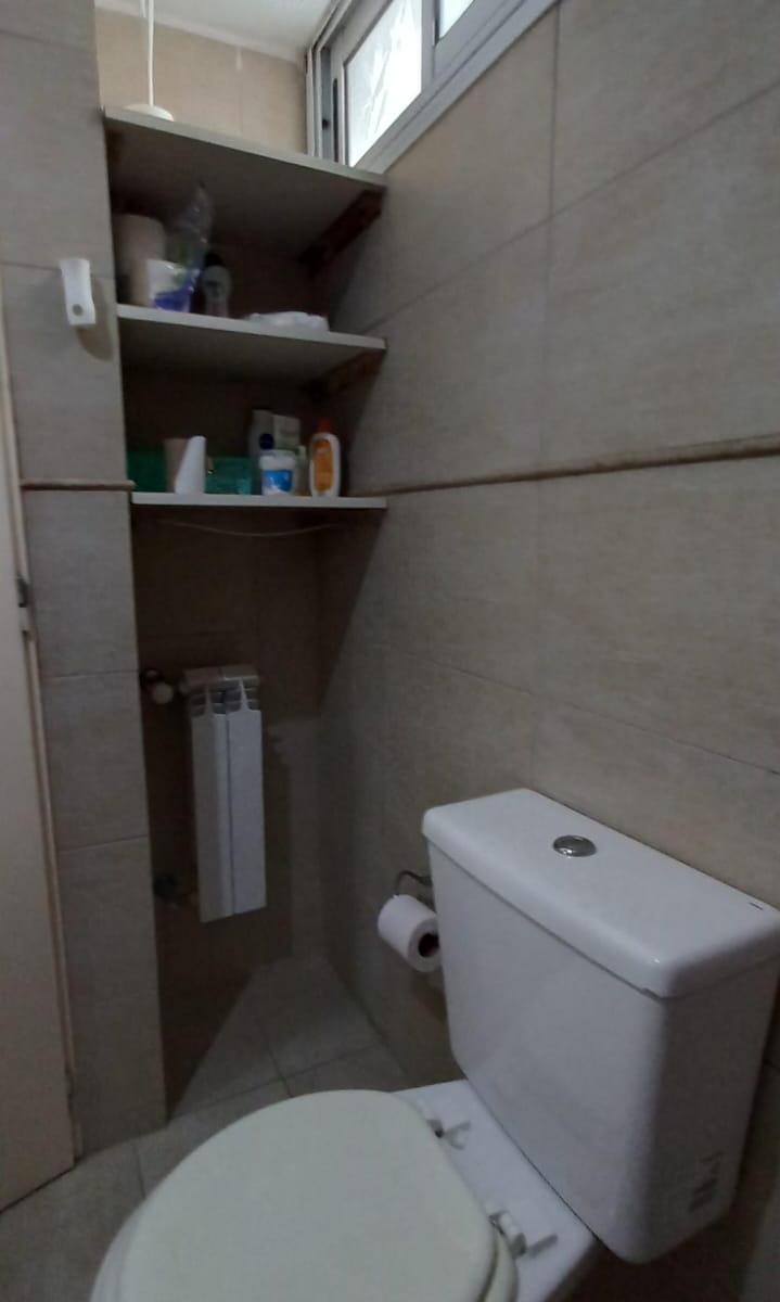EXCELENTE DEPTO. MONOAMBIENTE 3ER PISO, CON BALCON Y CON COCHERA!!