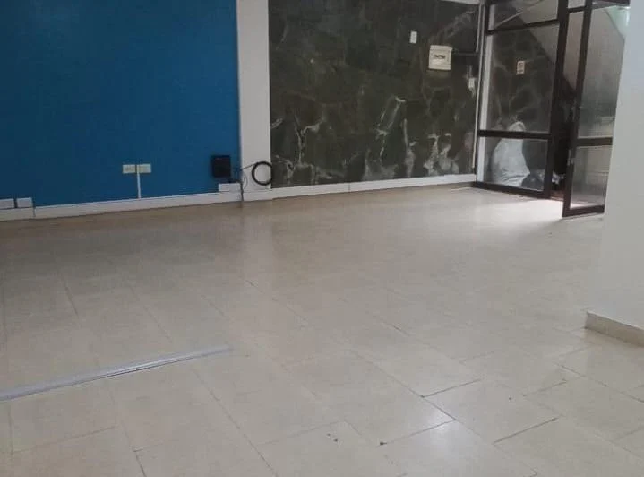EXCELENTE DEPTO 3 AMB EN 1ER PISO MAS OFIC. O SHOWRROM EN PLANTA BAJA! 2