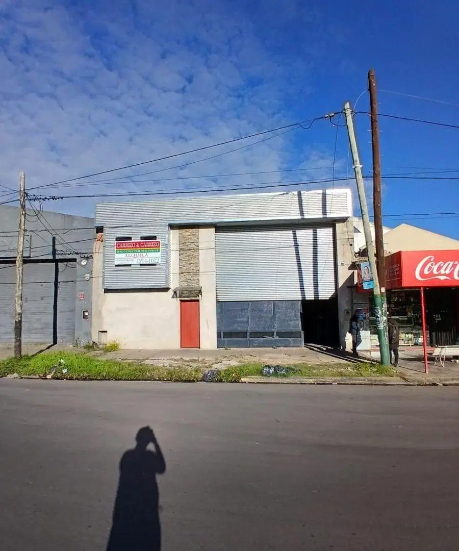 AMPLIO GALPÓN CON FRENTE A AV. ANTÁRTIDA ARGENTINA Y SALIDA POR CALLE BAHÍA BLANCA 1