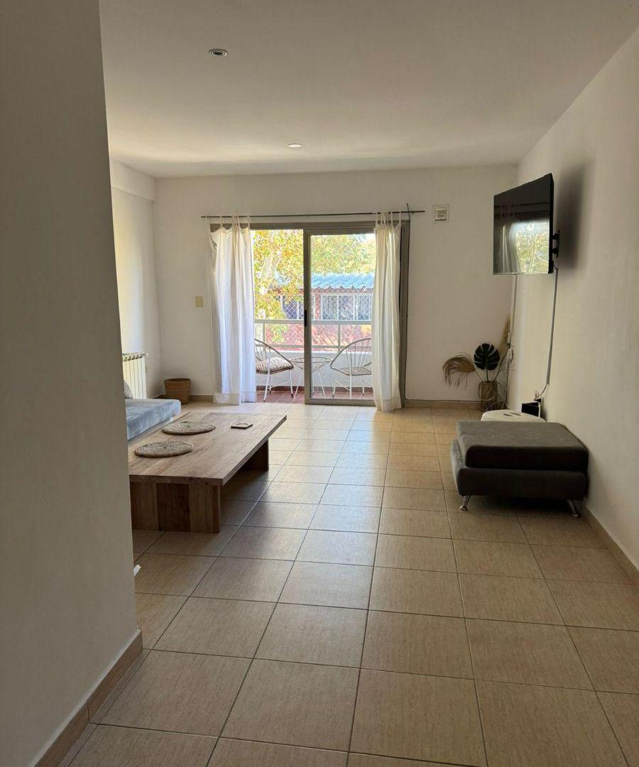 EXCELENTE Y AMPLIO DEPARTAMENTO DE 2 AMBIENTES CON COCHERA
