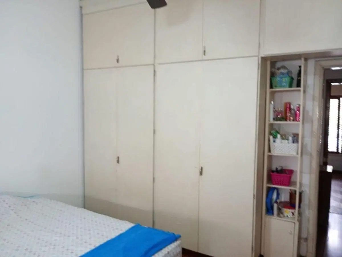 DESTACADO CHALET CON GARAGE Y AMPLIO PATIO EN ZONA RESIDENCIAL 3