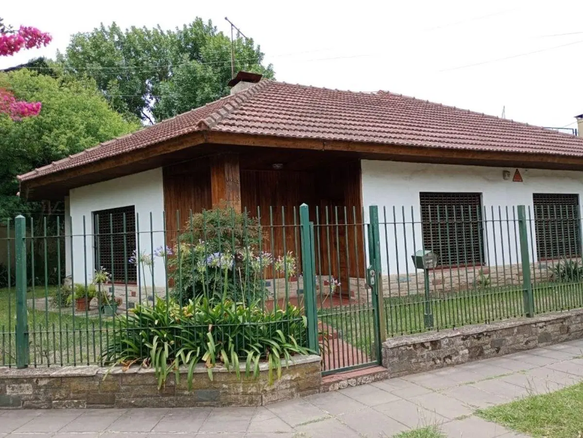 DESTACADO CHALET CON GARAGE Y AMPLIO PATIO EN ZONA RESIDENCIAL 2