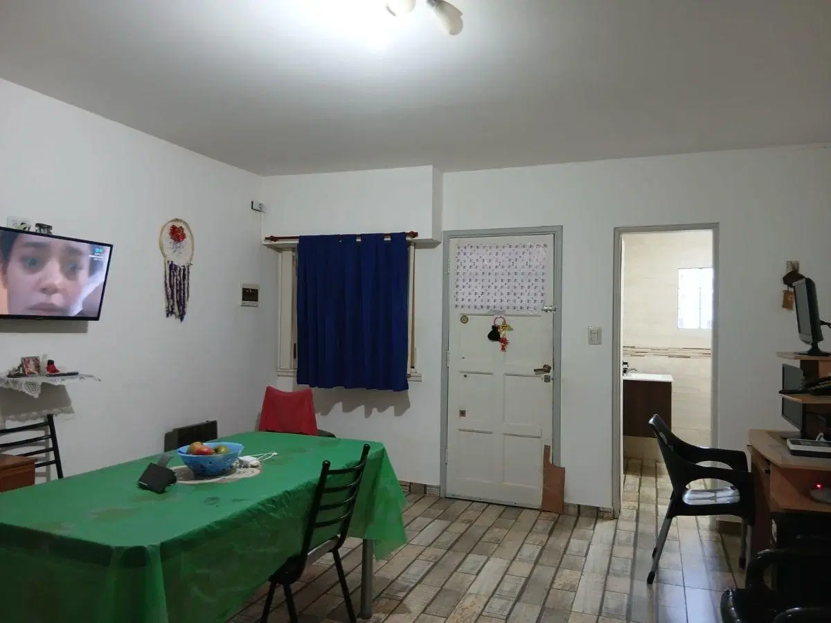 DPTO 3 AMBIENTES EN PH AL FRENTE, CON COCHERA Y PATIO, ORIENTACIÓN ESTE, A MTS DE 30 DE SEPTIEMBRE. 2