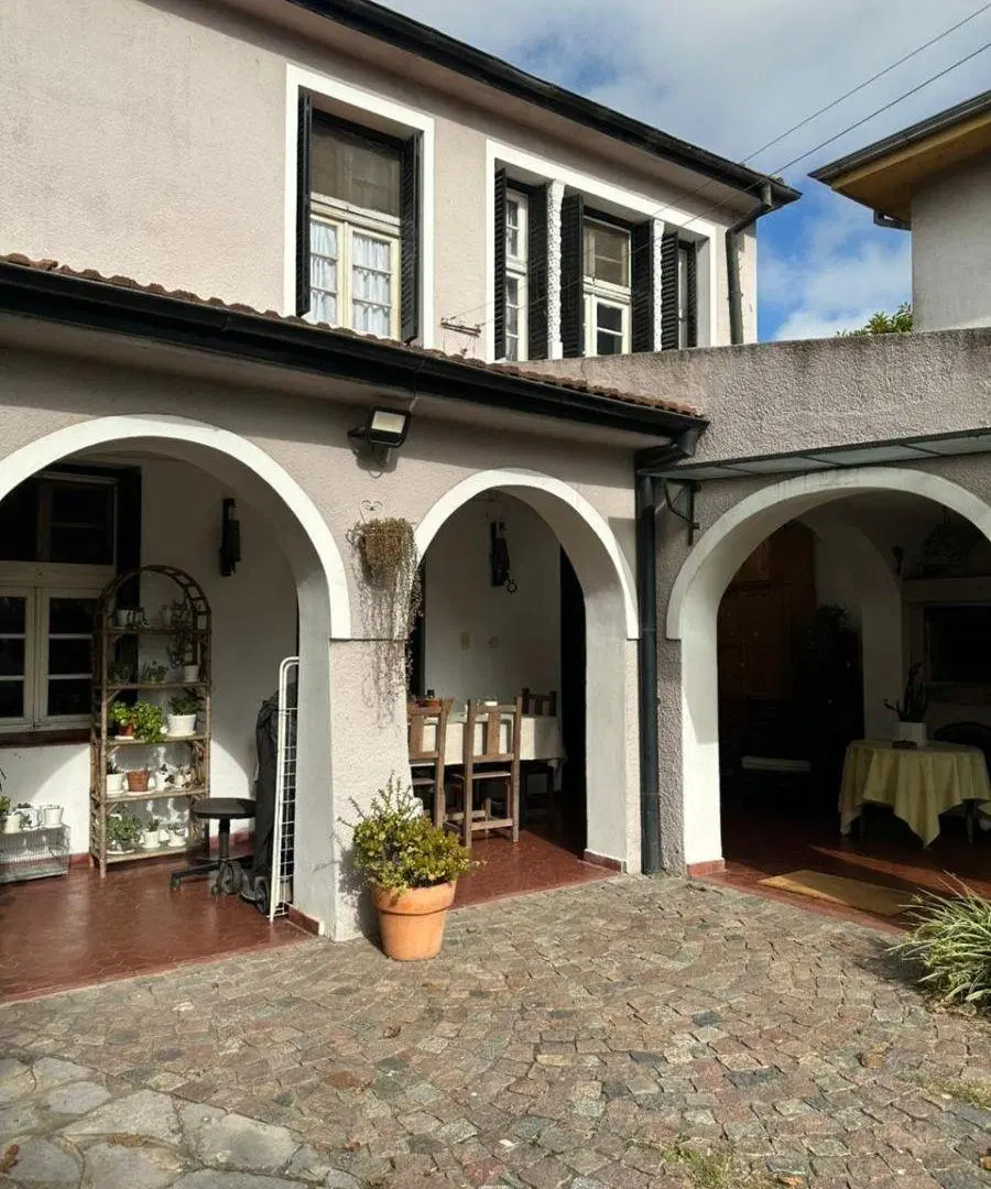EXCELENTE CASA ESTILO INGLÉS CON GARAGE Y PILETA 3