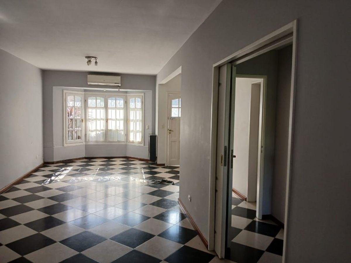 Foto de IMPECABLE CHALET 4 AMB EN EXCELENTE UBICACIÓN CON FRENTE A CALLE SEGUÍ, imagen 2