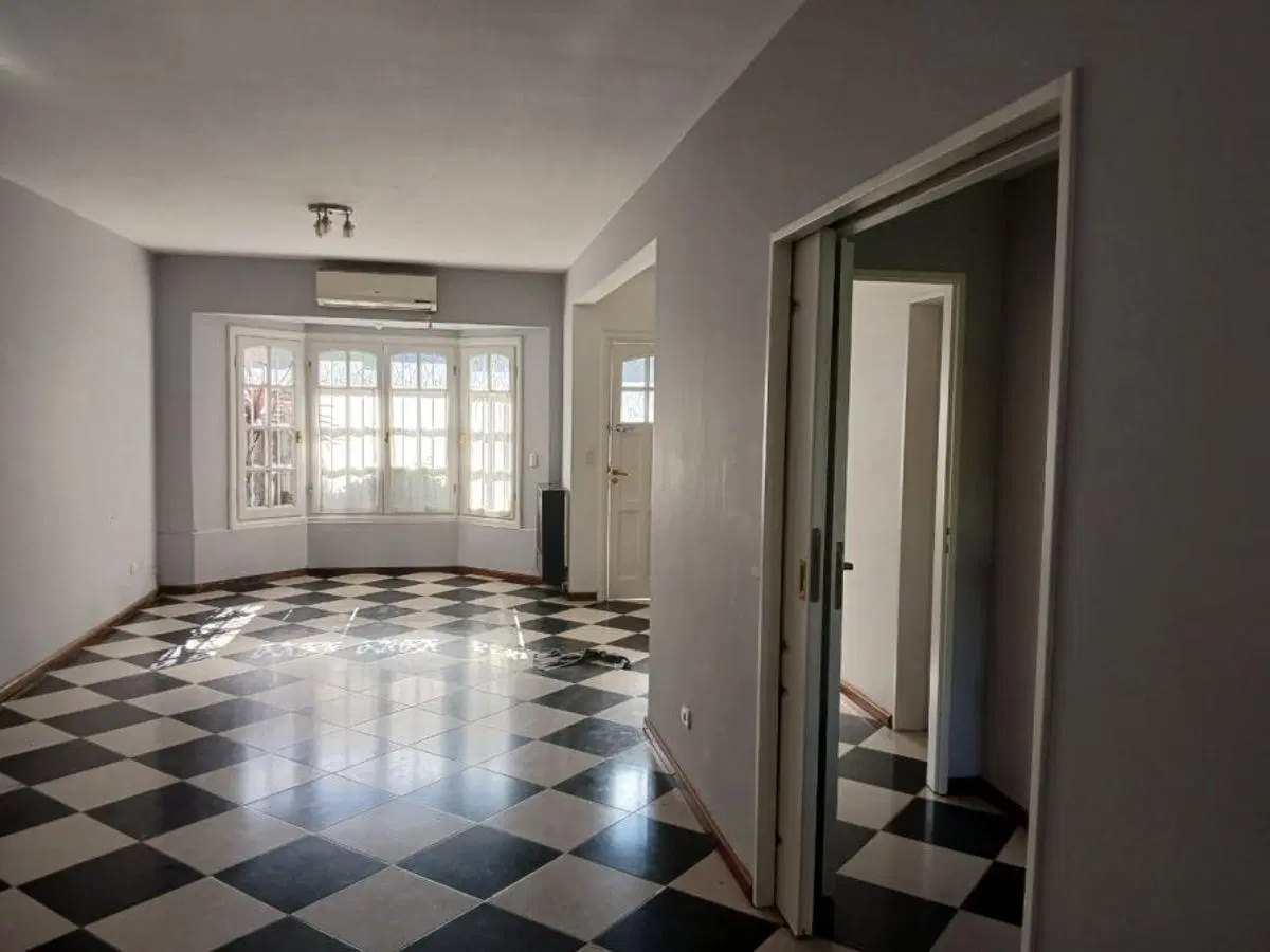 IMPECABLE CHALET 4 AMB EN EXCELENTE UBICACIÓN CON FRENTE A CALLE SEGUÍ 2