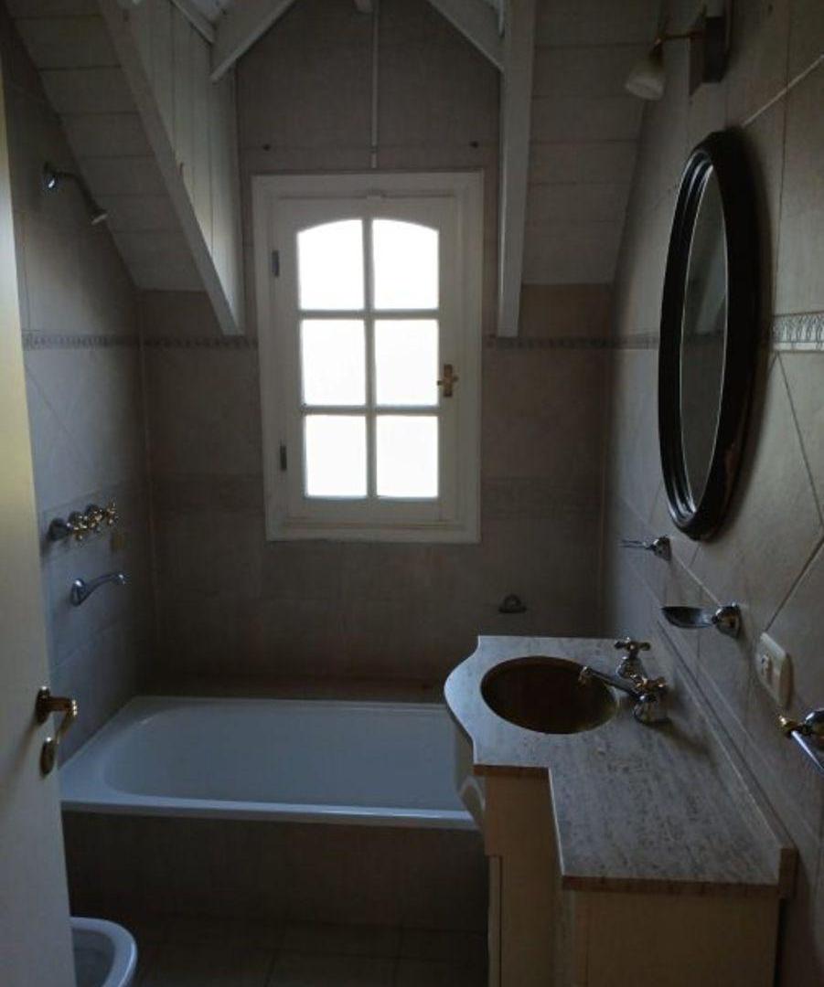 Foto de IMPECABLE CHALET 4 AMB EN EXCELENTE UBICACIÓN CON FRENTE A CALLE SEGUÍ, imagen 5