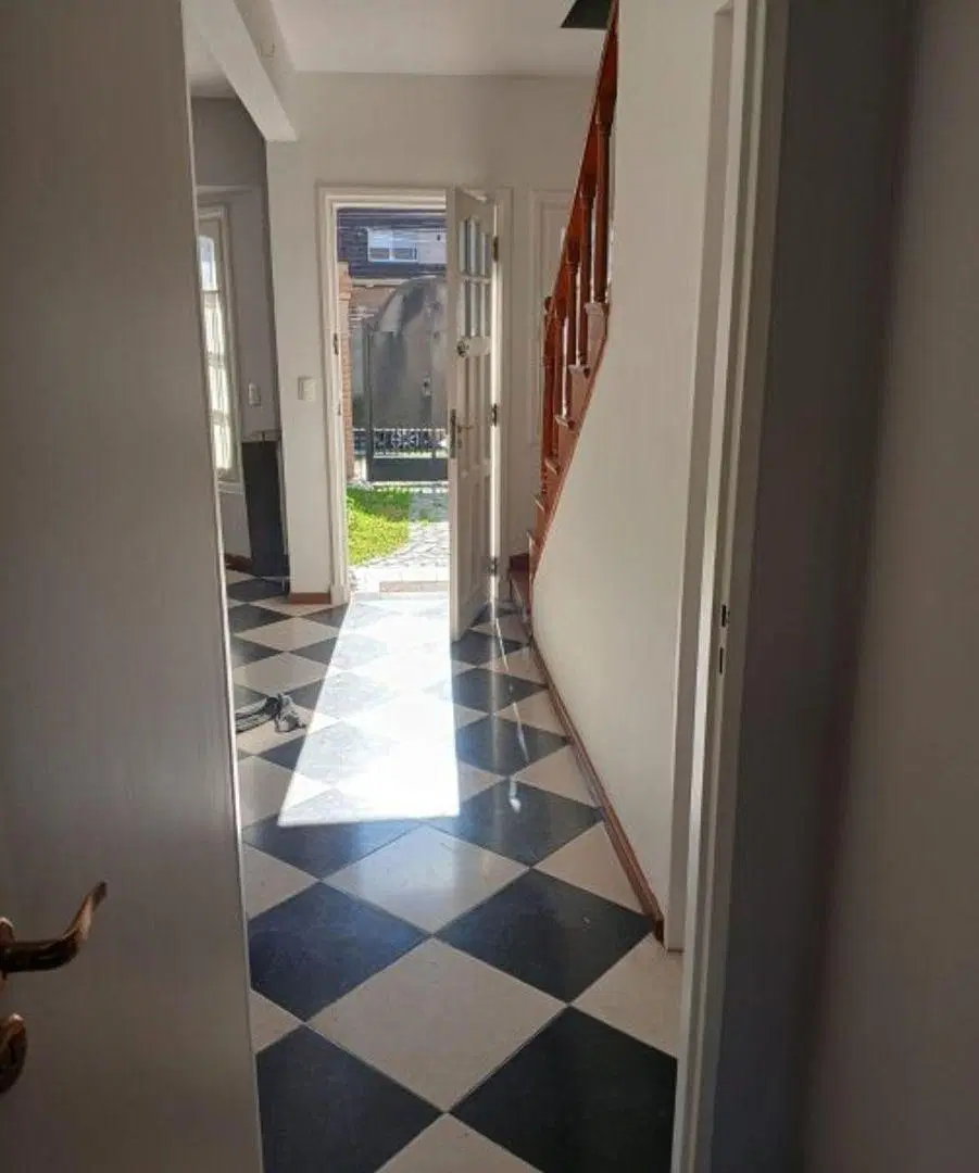 IMPECABLE CHALET 4 AMB EN EXCELENTE UBICACIÓN CON FRENTE A CALLE SEGUÍ 1