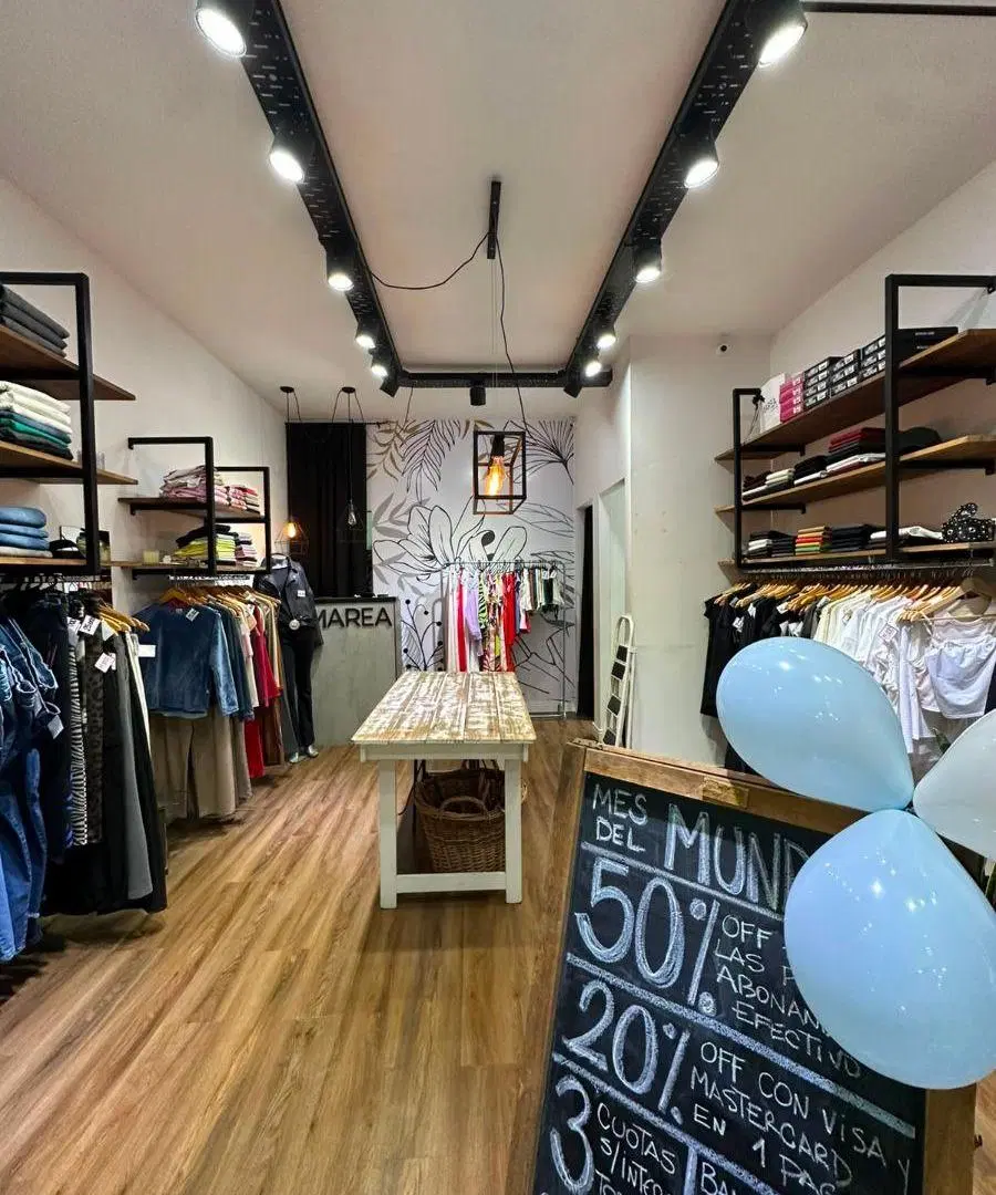 EXCELENTE LOCAL COMERCIAL EN GALERIA ADROGUÉ 8