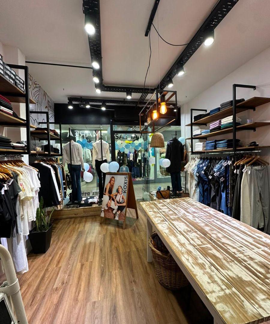 Foto de EXCELENTE LOCAL COMERCIAL EN GALERIA ADROGUÉ, imagen 2