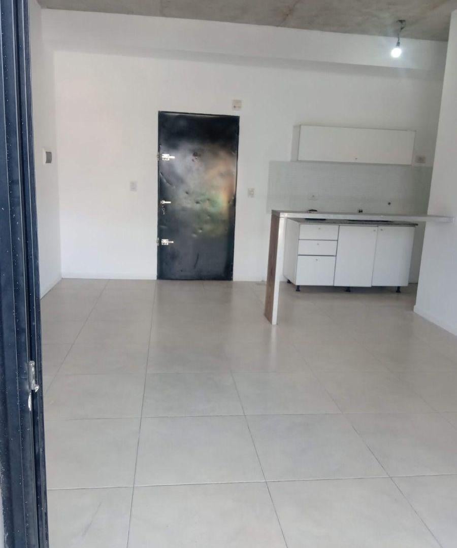 DEPARTAMENTO DE 2 AMBIENTES, PRIMER PISO FRENTE, A MTS DE PLAZA BYNNON