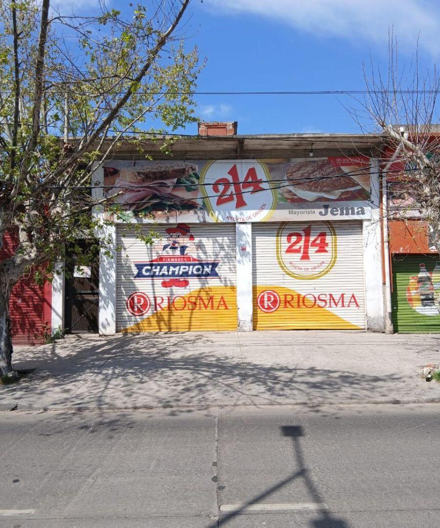 Foto de EXCELENTE LOCAL/DEPOSITO COMERCIAL SOBRE AV SAN MARTIN, imagen 2