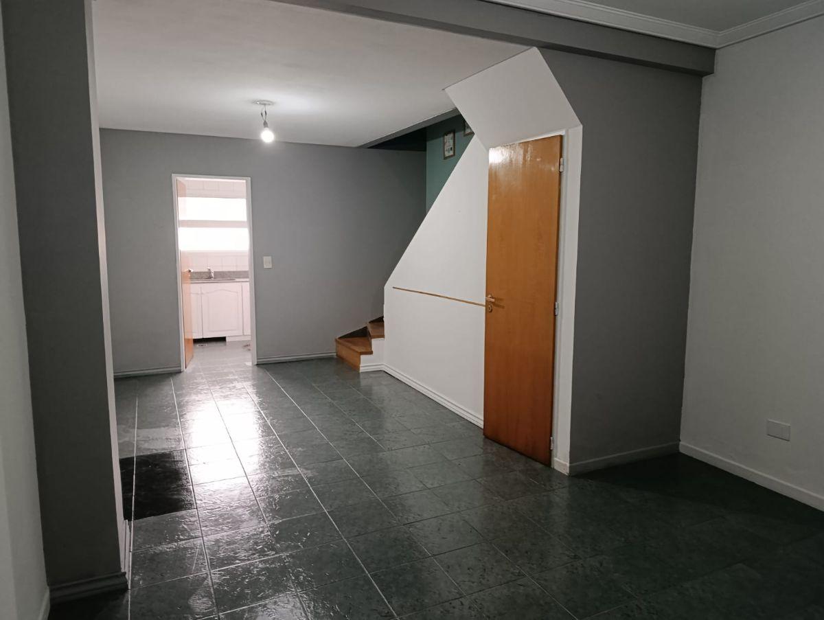 Foto de EXCELENTE DUPLEX 4 AMBIENTES, BARRIO LOS ROBLES, ACCESO CONTROLADO Y, imagen 3