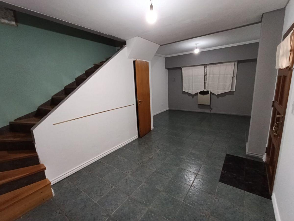Foto de EXCELENTE DUPLEX 4 AMBIENTES, BARRIO LOS ROBLES, ACCESO CONTROLADO Y, imagen 2