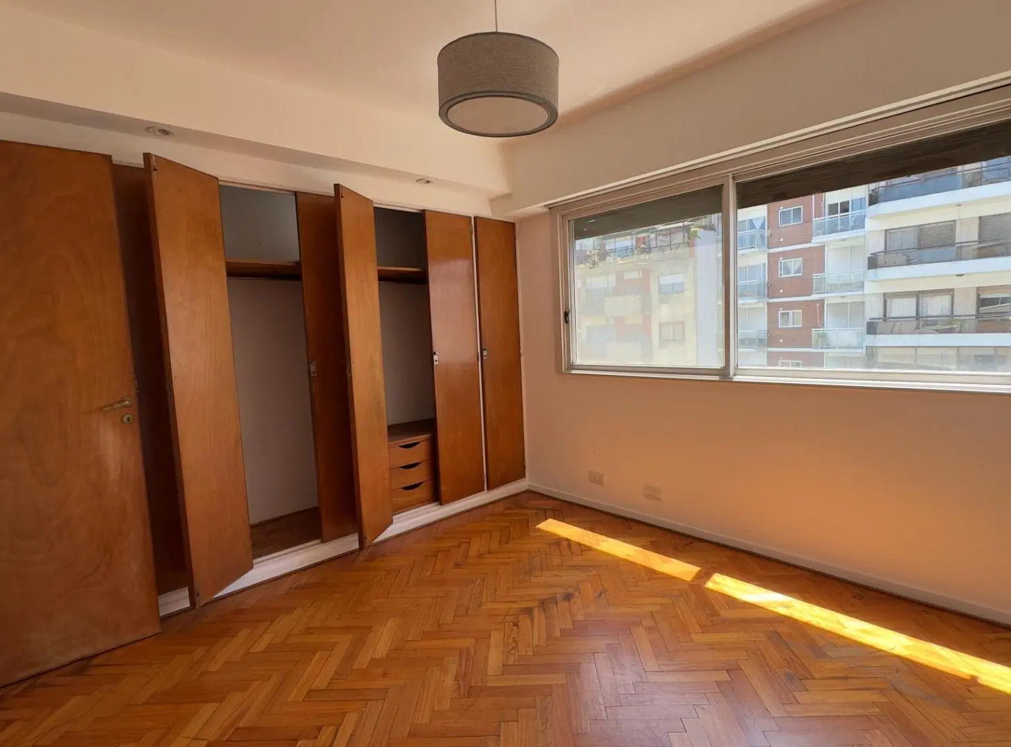 3 dormitorios, COCHERA  2 baños, cocina comedor, balcon 5