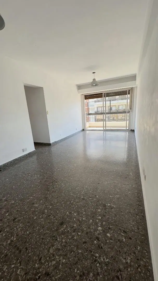 3 dormitorios, COCHERA  2 baños, cocina comedor, balcon 4