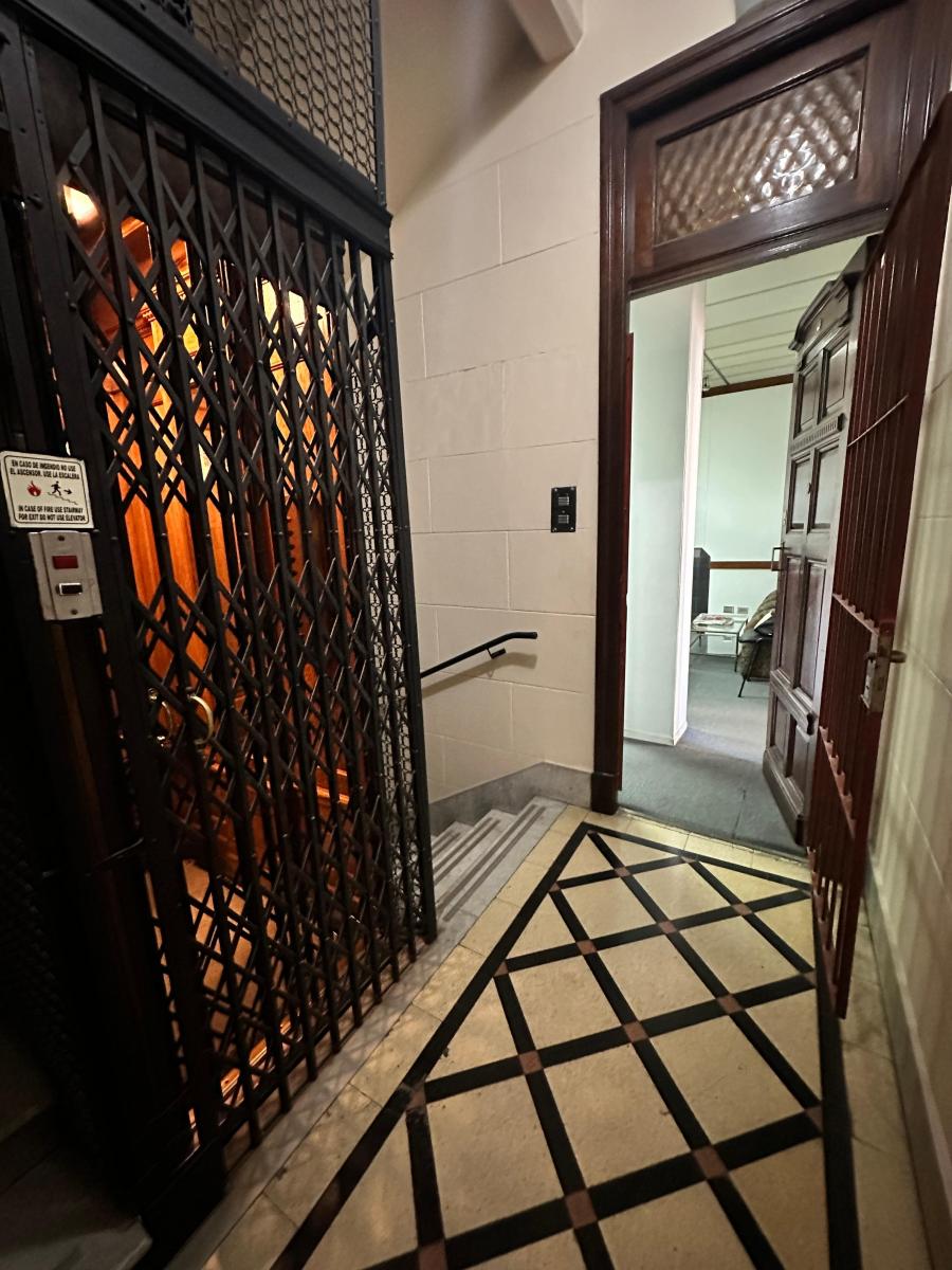 Perón 1593 piso 3ro a la calle 80 M2 (76 cubiertos) 2 baños