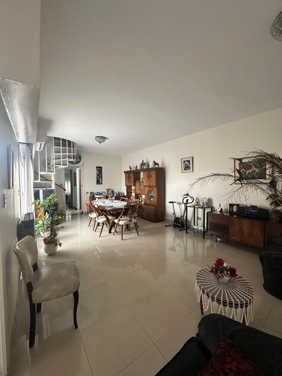 Foto de Casa Flores en 2 plantas, 4 ambientes 2 baños patios y terraza, imagen 3