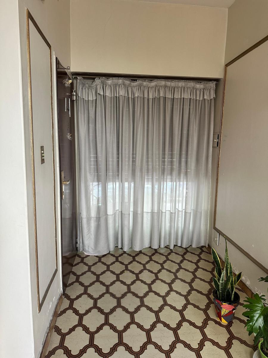 Casa Flores en 2 plantas, 4 ambientes 2 baños patios y terraza
