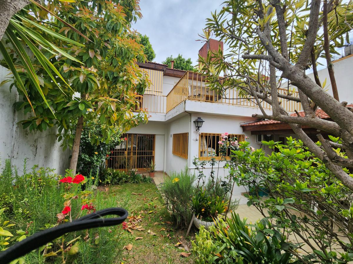 Casa en 3 Plantas con Garaje, Jardín, Parrilla. Alquilada, con Renta. 4