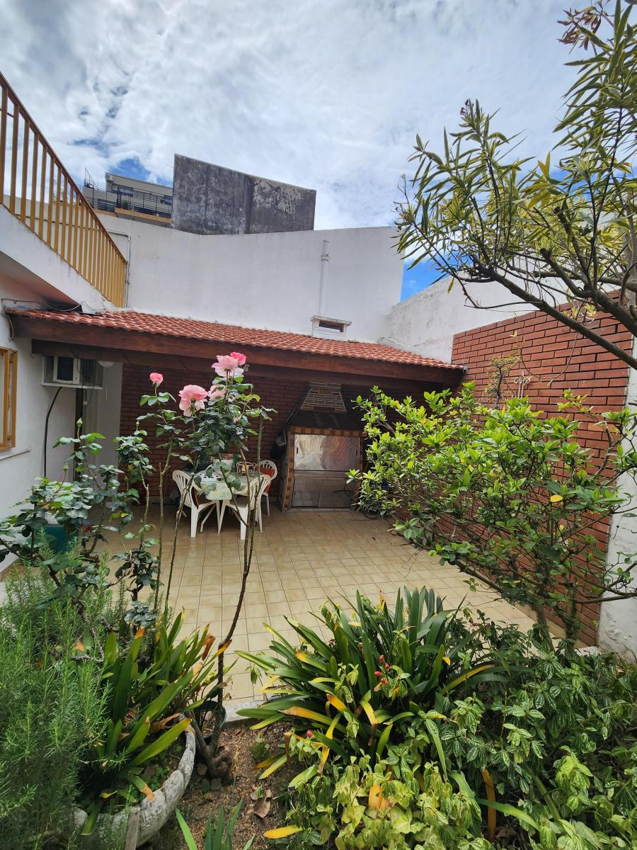 Casa en 3 Plantas con Garaje, Jardín, Parrilla. Alquilada, con Renta. 3