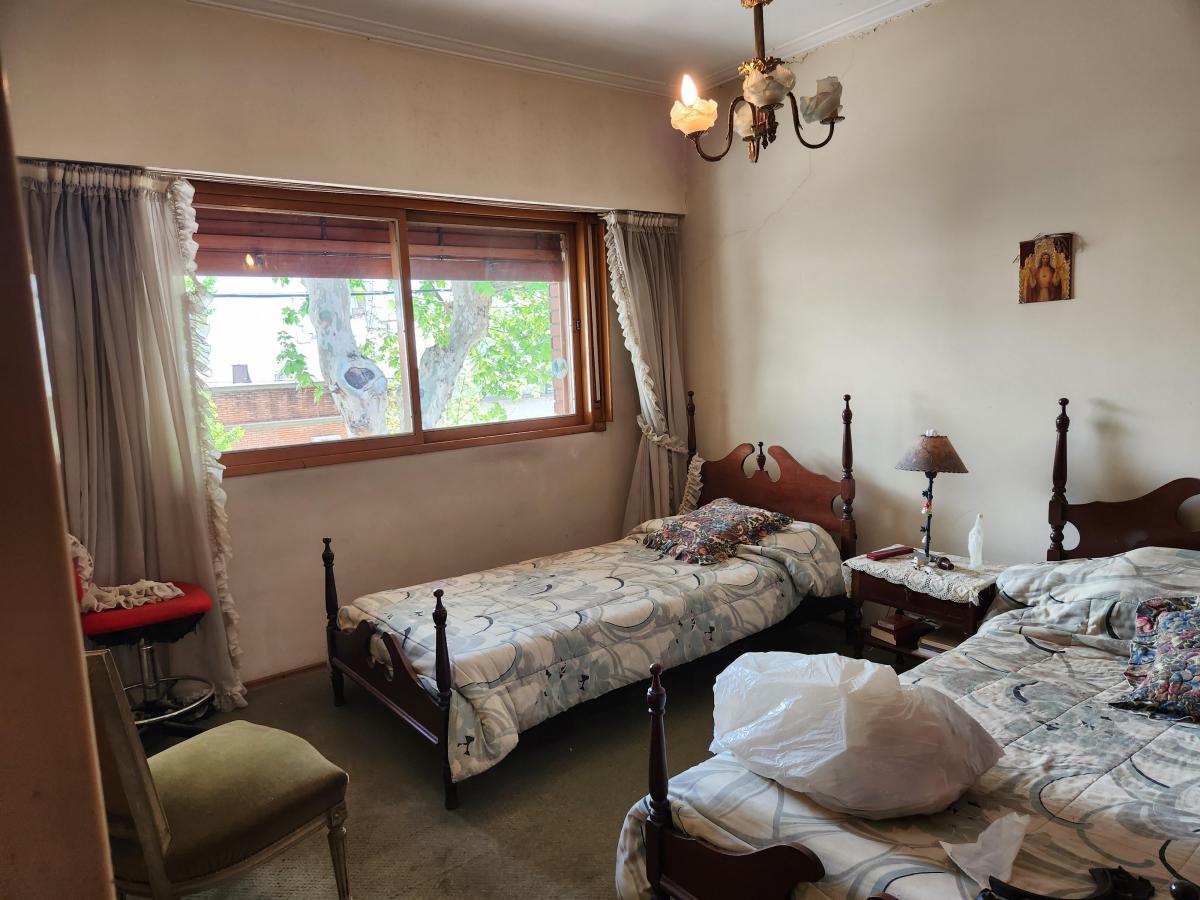 Casa en 3 Plantas con Garaje, Jardín, Parrilla. Alquilada, con Renta. 5