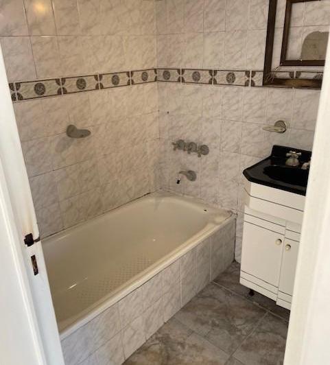 1 ambiente, cocina con lavadero. cerca de subtes H y E. Ideal para estudiantes. 4