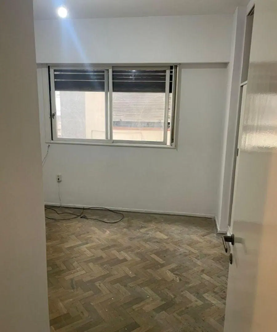 2 ambientes al frente, con balcón. Amplio, cocina con lavadero y baño completo. 1