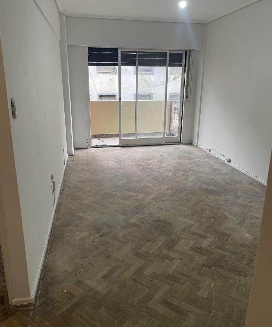 2 ambientes al frente, con balcón. Amplio, cocina con lavadero y baño completo.