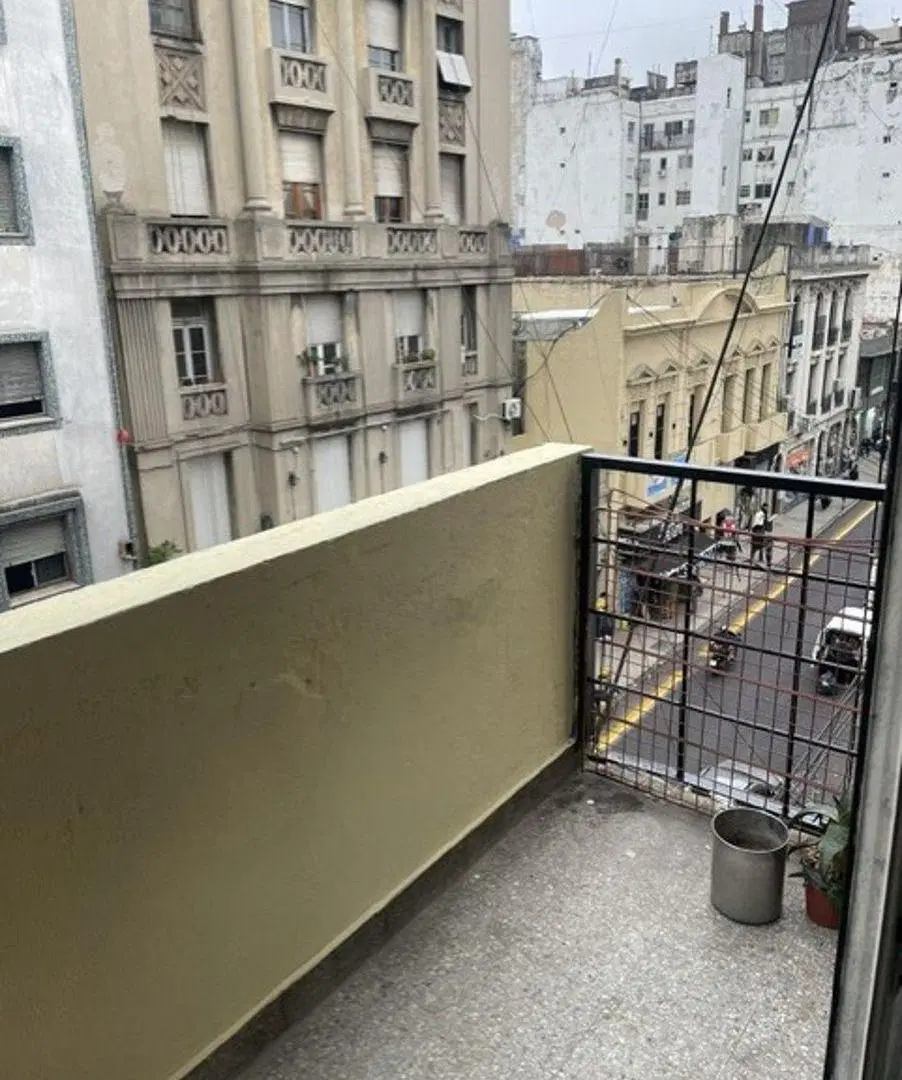 2 ambientes al frente, con balcón. Amplio, cocina con lavadero y baño completo. 5