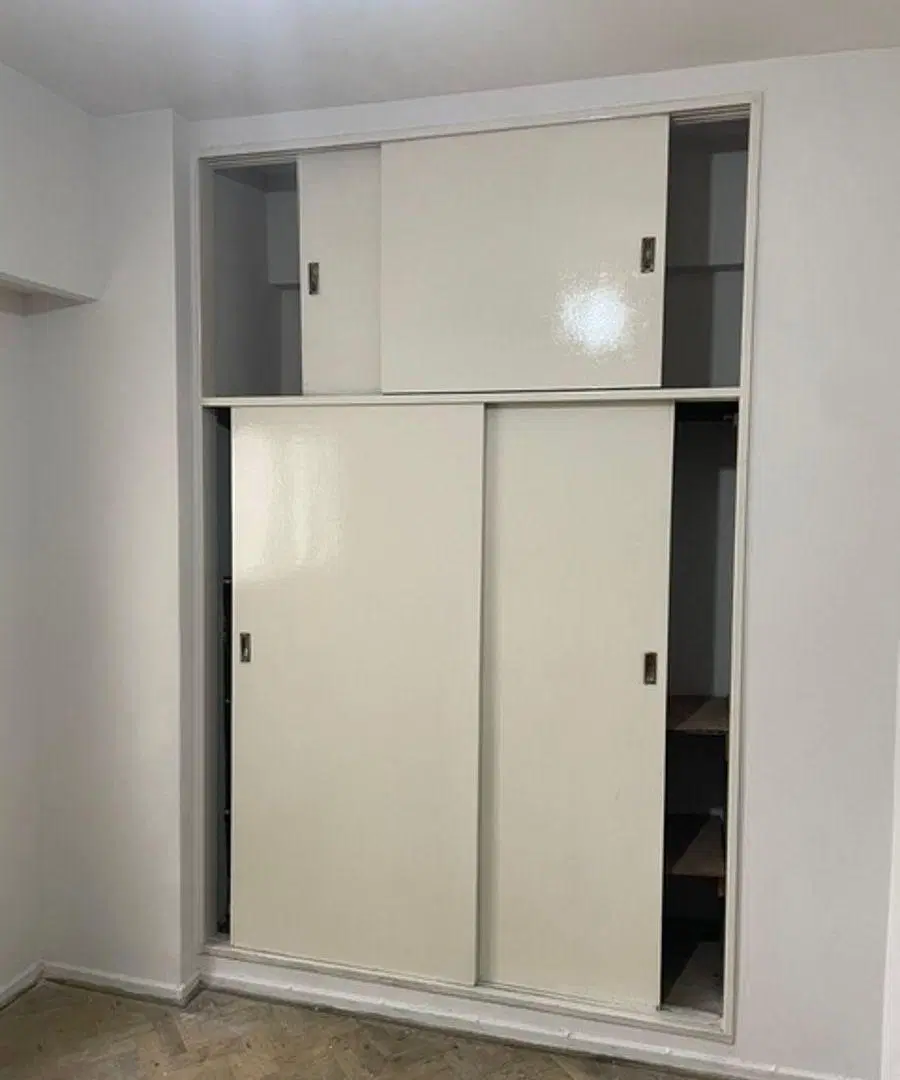 2 ambientes al frente, con balcón. Amplio, cocina con lavadero y baño completo. 2