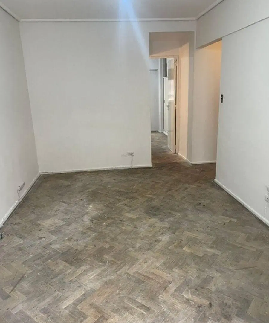2 ambientes al frente, con balcón. Amplio, cocina con lavadero y baño completo. 4
