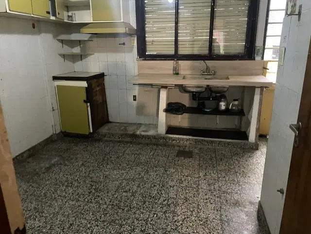 Casa en ubicación privilgiada. Patio con parrilla y terraza, estado regular. Apto comercial. 5