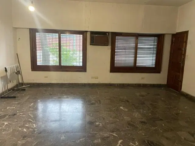 Casa en ubicación privilgiada. Patio con parrilla y terraza, estado regular. Apto comercial. 1