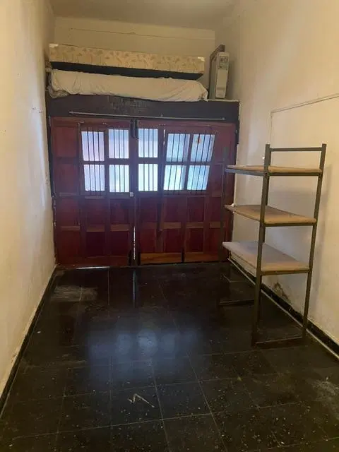 Casa en ubicación privilgiada. Patio con parrilla y terraza, estado regular. Apto comercial. 3