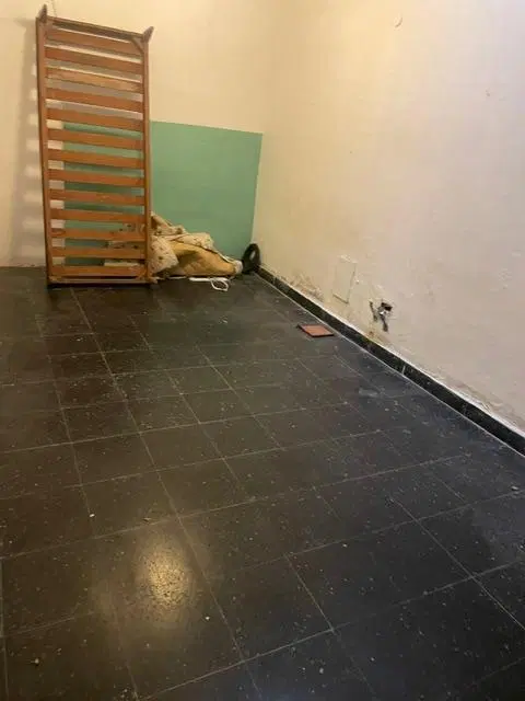 Casa en ubicación privilgiada. Patio con parrilla y terraza, estado regular. Apto comercial. 4