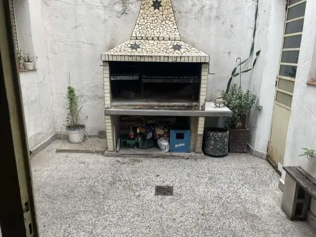 Casa en ubicación privilgiada. Patio con parrilla y terraza, estado regular. Apto comercial. 4