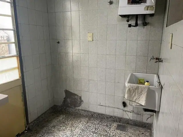 Casa en ubicación privilgiada. Patio con parrilla y terraza, estado regular. Apto comercial. 2