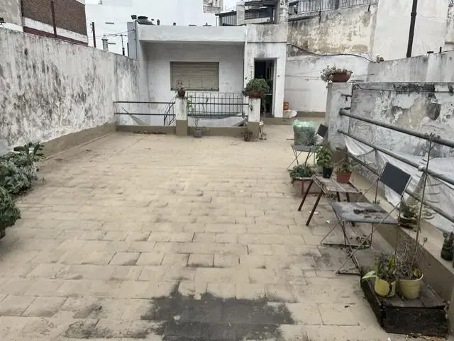 Casa en ubicación privilgiada. Patio con parrilla y terraza, estado regular. Apto comercial. 5