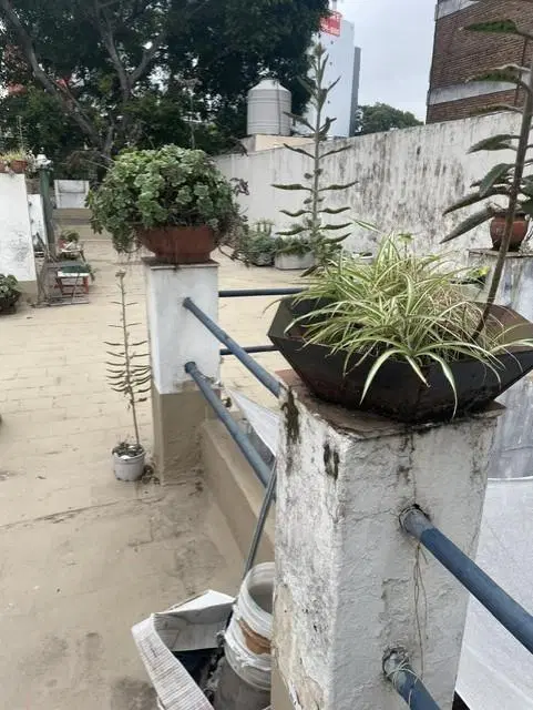 Casa en ubicación privilgiada. Patio con parrilla y terraza, estado regular. Apto comercial. 3