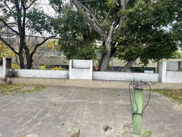 Casa en ubicación privilgiada. Patio con parrilla y terraza, estado regular. Apto comercial.