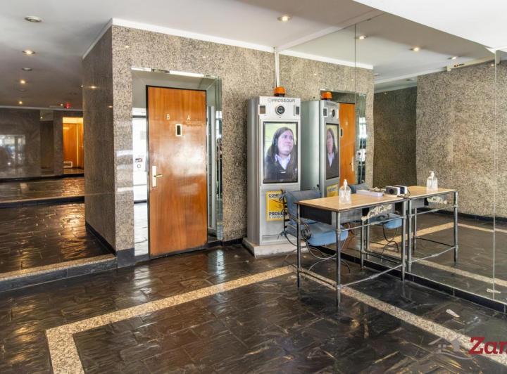 Venta departamento 3 amb con dependencia balcon aterrazado y cochera en Caballito 3