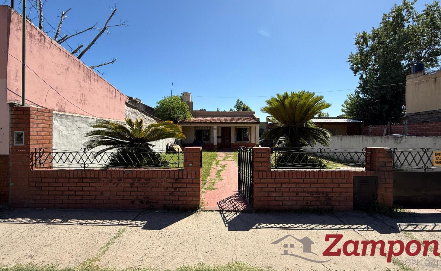 Casa 3 ambientes con patio trasero, frontal y con cochera