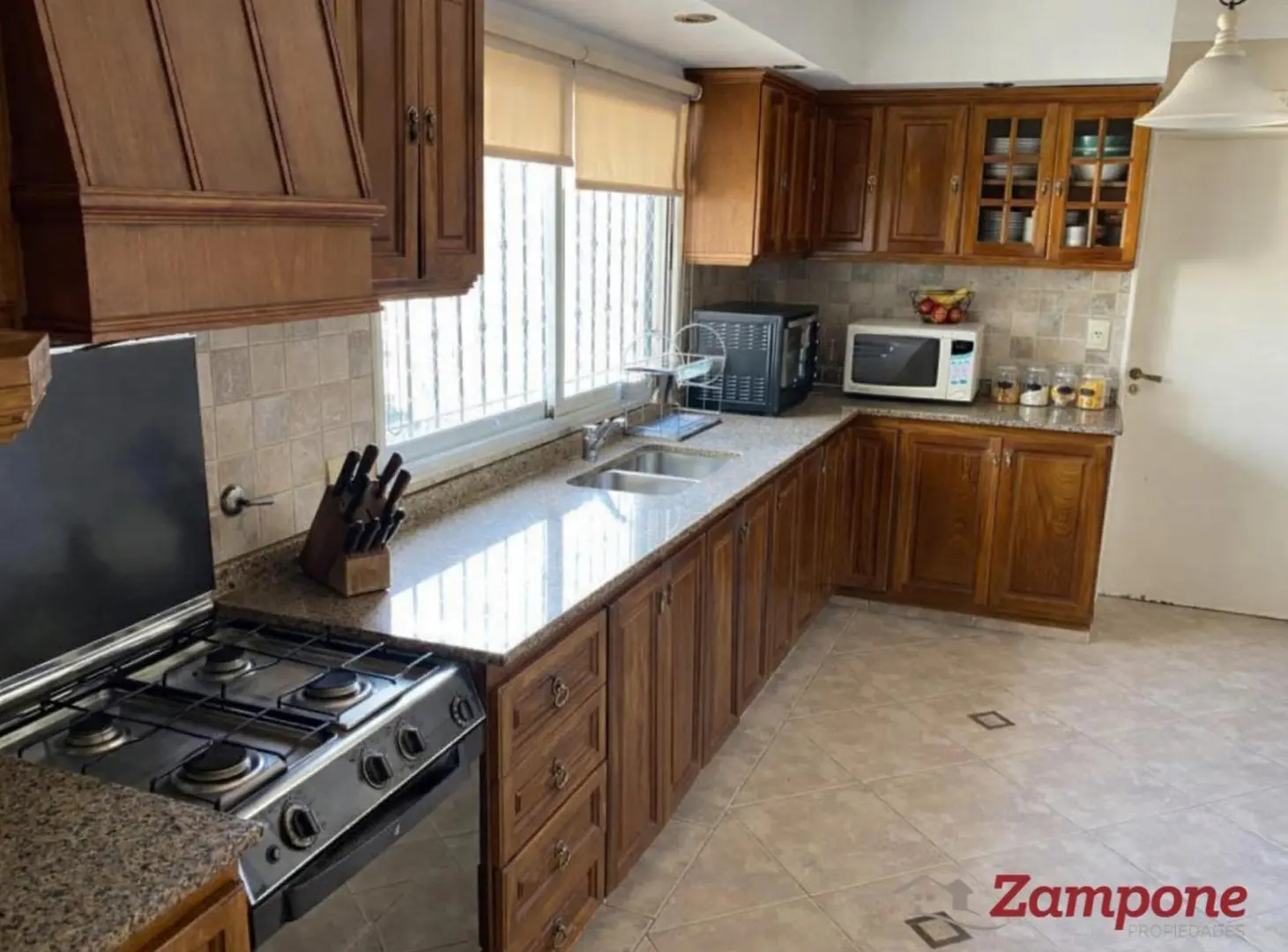 Departamento de 5 ambientes, dependencia de servicio, baulera y dos cocheras en Lomas de Zamora 4